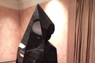 Trình diễn đôi loa Avalon Tesseract đầu tiên trên thế giới